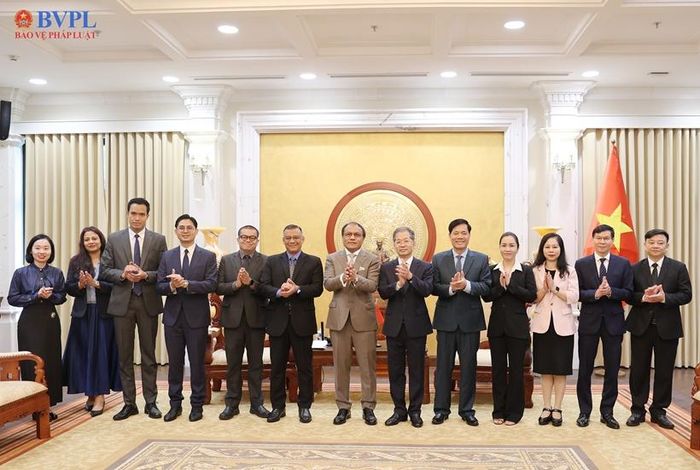 Chánh án TAND tối cao Nguyễn Văn Quảng cùng thành viên Đoàn đại biểu cơ quan Tổng Chưởng lý Malaysia và đại diện lãnh đạo một số đơn vị thuộc TAND tối cao, VKSND tối cao chụp ảnh lưu niệm.