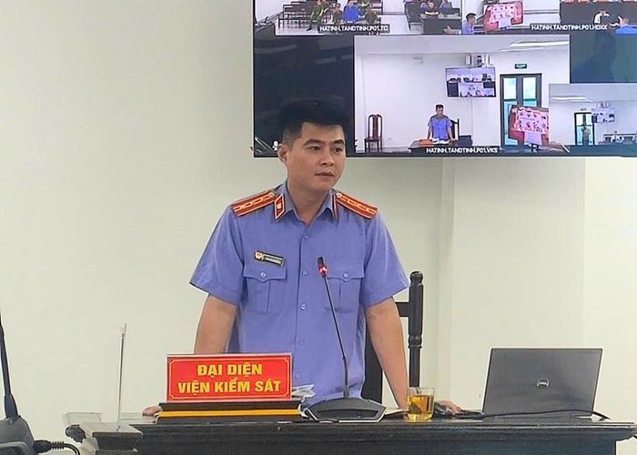  Kiểm sát viên thực hành quyền công tố và kiểm sát xét xử tại phiên tòa.