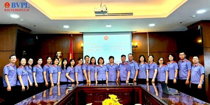  Tập thể lãnh đạo, công chức Vụ 12 chụp ảnh lưu niệm.