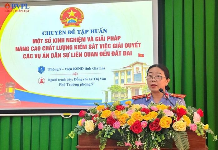  Đồng chí Lê Thị Vân - Phó Trưởng phòng 9 trình bày chuyên đề tại hội nghị.
