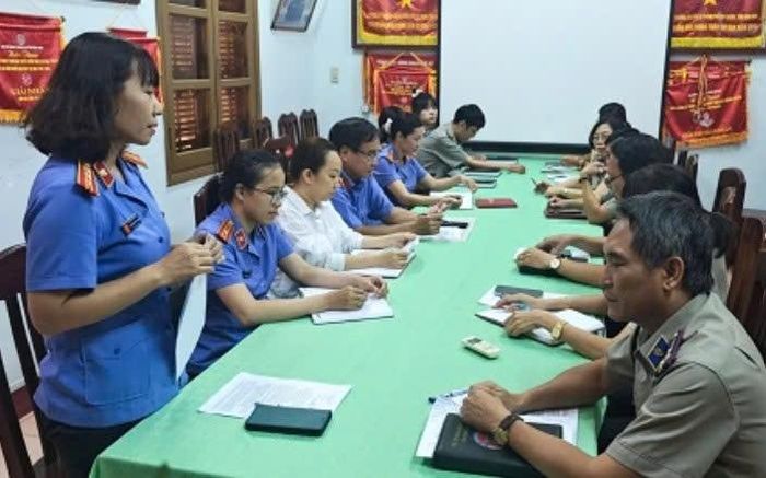 Đồng chí Nguyễn Phạm Tố Phong, Phó Viện trưởng VKSND khu vực 1 (tỉnh Gia Lai) công bố quyết định trực tiếp kiểm sát.