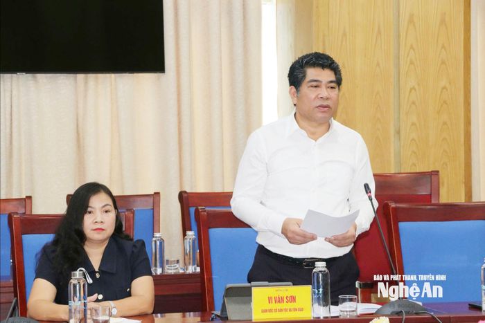 Đồng chí Vi Văn Sơn - Giám đốc Ban Dân tộc và Tôn giáo báo cáo tại buổi làm việc. Ảnh: Mai Hương