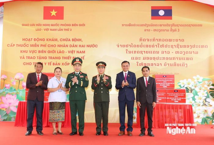 Đại tướng Phan Văn Giang, Đại tướng Khăm Liêng - Ụ Thạ Cay Sỏn và đại biểu 2 nước tham quan hoạt động khám, chữa bệnh, cấp phát thuốc miễn phí cho người dân có hoàn cảnh khó khăn khu vực biên giới Lào. Ảnh: Khánh Toàn
