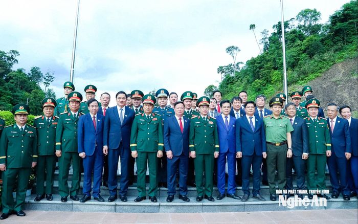 Đoàn đại biểu cấp cao Bộ Quốc phòng Việt Nam do Đại tướng Phan Văn Giang - Phó Thủ tướng Chính phủ, Bộ trưởng Bộ Quốc phòng làm Trưởng đoàn, chụp ảnh lưu niệm tại cột mốc 460. Ảnh: Hải Thượng