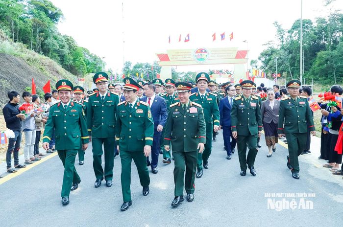 Đại tướng Khamliang Outhakaysone đón Đại tướng Phan Văn Giang và đoàn đại biểu Việt Nam sang tỉnh Bolykhamxay tham dự các hoạt động trong khuôn khổ Giao lưu hữu nghị quốc phòng biên giới Việt Nam - Lào lần thứ 3. Ảnh: Hải Thượng