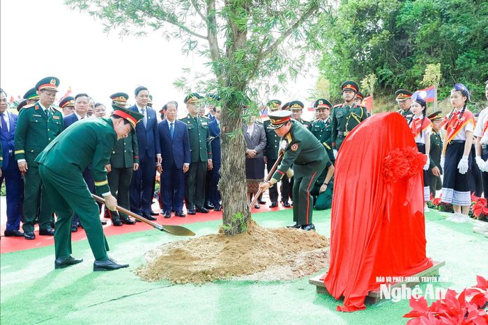 Đại tướng Phan Văn Giang và Đại tướng Khamliang Outhakaysone trồng cây lưu niệm gần cột mốc 460. Ảnh: Hải Thượng