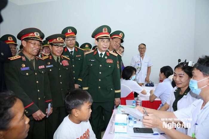 Đại tướng Phan Văn Giang, Đại tướng Khăm Liêng - Ụ Thạ Cay Sỏn và đại biểu 2 nước tham quan hoạt động khám, chữa bệnh, cấp phát thuốc miễn phí cho người dân có hoàn cảnh khó khăn khu vực biên giới Lào. Ảnh: Khánh Toàn