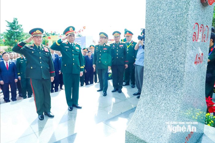 Đại tướng Phan Văn Giang và Đại tướng Khamliang Outhakaysone thực hiện nghi thức chào cột mốc 460. Ảnh: Hải Thượng