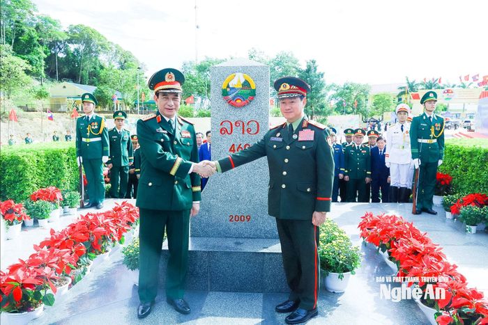 Đại tướng Phan Văn Giang và Đại tướng Khamliang Outhakaysone trồng cây hữu nghị trong khuôn viên cột mốc phía Lào. Ảnh: Hải Thượng