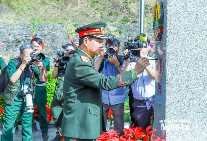 Đại tướng Khamliang Outhakaysone tô son cột mốc chủ quyền. Ảnh: Hải Thượng