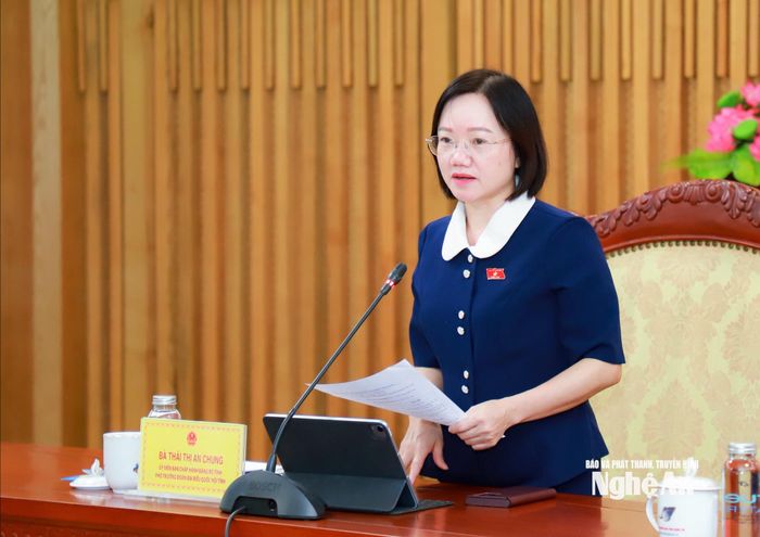 Đồng chí Thái Thị An Chung - Ủy viên Ban Chấp hành Đảng bộ tỉnh, Phó Trưởng đoàn chuyên trách Đoàn ĐBQH tỉnh, Trưởng đoàn Giám sát phát biểu kết luận. Ảnh: Thành Duy