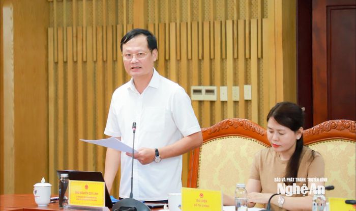 Đồng chí Nguyễn Quý Linh - Ủy viên Ban Chấp hành Đảng bộ tỉnh, Giám đốc Sở Khoa học và Công nghệ trình bày báo cáo tại cuộc làm việc. Ảnh: Thành Duy