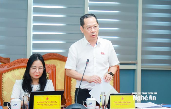 Đồng chí Trần Nhật Minh - ĐBQH chuyên trách đoàn Nghệ An phát biểu tại cuộc làm việc. Ảnh: Thành Duy