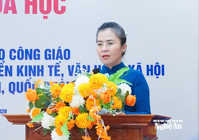 Đồng chí Võ Thị Minh Sinh – Phó Bí thư Tỉnh ủy, Chủ tịch Ủy ban MTTQ Việt Nam tỉnh Nghệ An phát biểu chào mừng Hội thảo. Ảnh: Mai Hoa