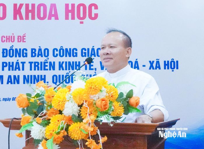 Linh mục Giuse Phan Văn Thắng - Chủ tịch Ủy ban Đoàn kết Công giáo Việt Nam tỉnh Nghệ An tham luận nội dung: "Tinh thần bác ái Công giáo và đóng góp của giáo dân trong xây dựng đời sống văn hóa ở khu dân cư hiện nay - thực tiễn từ Nghệ An". Ảnh: Mai Hoa