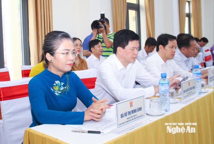 Đồng chí Võ Thị Minh Sinh – Phó Bí thư Tỉnh ủy, Chủ tịch Ủy ban MTTQ Việt Nam tỉnh cùng các đại biểu dự Hội thảo. Ảnh: Mai Hoa