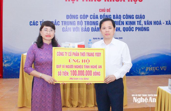Trong khuôn khổ chương trình Hội thảo, Ban Tổ chức Hội thảo đã kết nối với doanh nghiệp hỗ trợ Quỹ vì người nghèo tỉnh Nghệ An 100 triệu đồng. Ảnh: Mai Hoa
