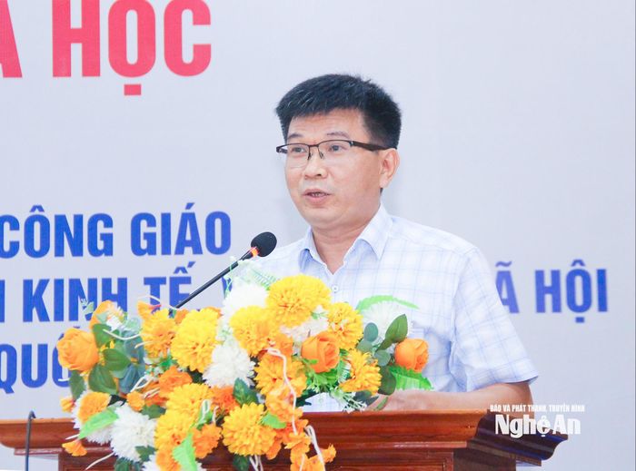 Đồng chí Lê Minh Khánh – Phó Vụ trưởng Vụ Dân tộc và Tôn giáo, Ban Tuyên giáo và Dân vận Trung ương tham luận nội dung: "Phát huy vai trò của đồng bào công giáo Bắc Trung Bộ trong công tác đối ngoại nhân dân góp phần phát triển kinh tế, văn hóa xã hội gắn với bảo đảm quốc phòng an ninh". Ảnh: Mai Hoa