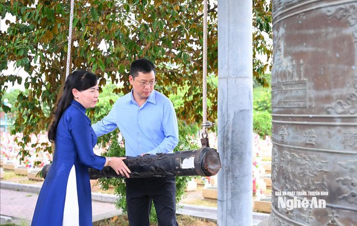 Phó Bí thư Tỉnh ủy Bắc Ninh thỉnh chuông tại Nghĩa trang liệt sĩ Quốc tế Việt - Lào. Ảnh: Thành Cường