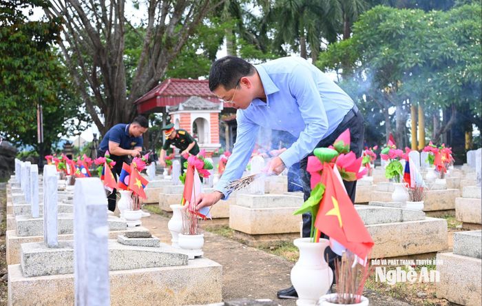 Phó Bí thư Tỉnh ủy Bắc Ninh thắp hương tri ân các Anh hùng liệt sĩ. Ảnh: Thành Cường