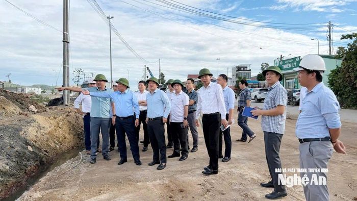 Phó Chủ tịch UBND tỉnh Hoàng Phú Hiền kiểm tra hiện trường dự án Nâng cấp đường Tỉnh 542E từ điểm giao với Quốc lộ 46 đến điểm giao với đường 72m tại xã Hưng Nguyên. Ảnh: Thái Dương