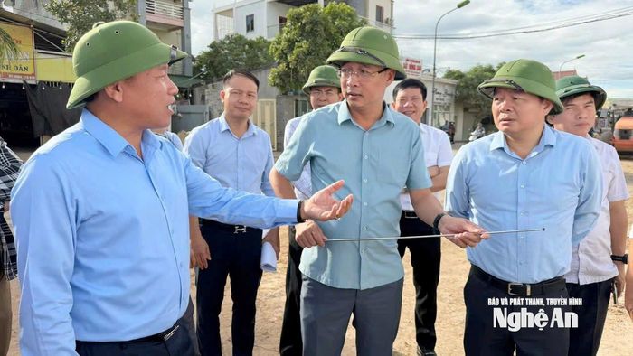 Phó Chủ tịch UBND tỉnh Hoàng Phú Hiền trao đổi với lãnh đạo xã Hưng Nguyên. Ảnh: Thái Dương
