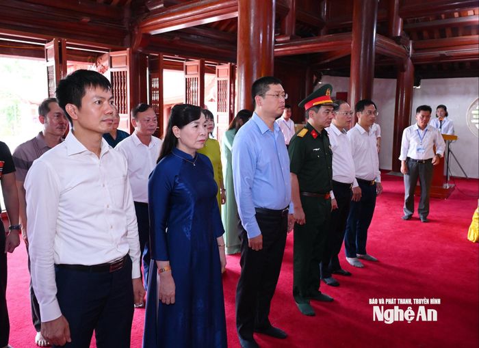 Phó Bí thư Tỉnh ủy Bắc Ninh cùng đoàn đại biểu tưởng niệm Chủ tịch Hồ Chí Minh và các Anh hùng liệt sĩ tại Nghĩa trang liệt sĩ Việt - Lào. Ảnh: Thành Cường
