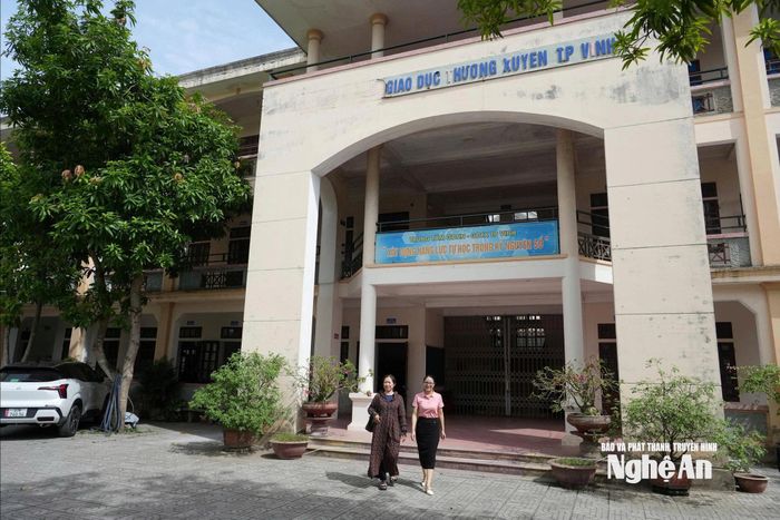 Nhiều giáo viên, nhân viên ở Trung tâm Giáo dục NN - GDTX Vinh được tăng thu nhập. Ảnh: Mỹ Hà