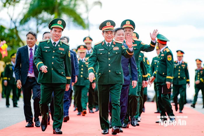 Đoàn đại biểu cấp cao Bộ Quốc phòng Việt Nam do Đại tướng Phan Văn Giang - Phó Thủ tướng Chính phủ, Bộ trưởng Bộ Quốc phòng làm Trưởng đoàn sang Lào tham dự các hoạt động trong khuôn khổ Chương trình Giao lưu. Ảnh: Hải Thượng