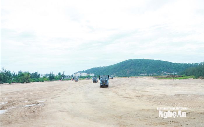 San lấp mặt bằng khu vực hậu phương cảng thuộc Dự án Cảng Cửa Lò - một trong những dự án trọng điểm của tỉnh. Ảnh: Thành Duy