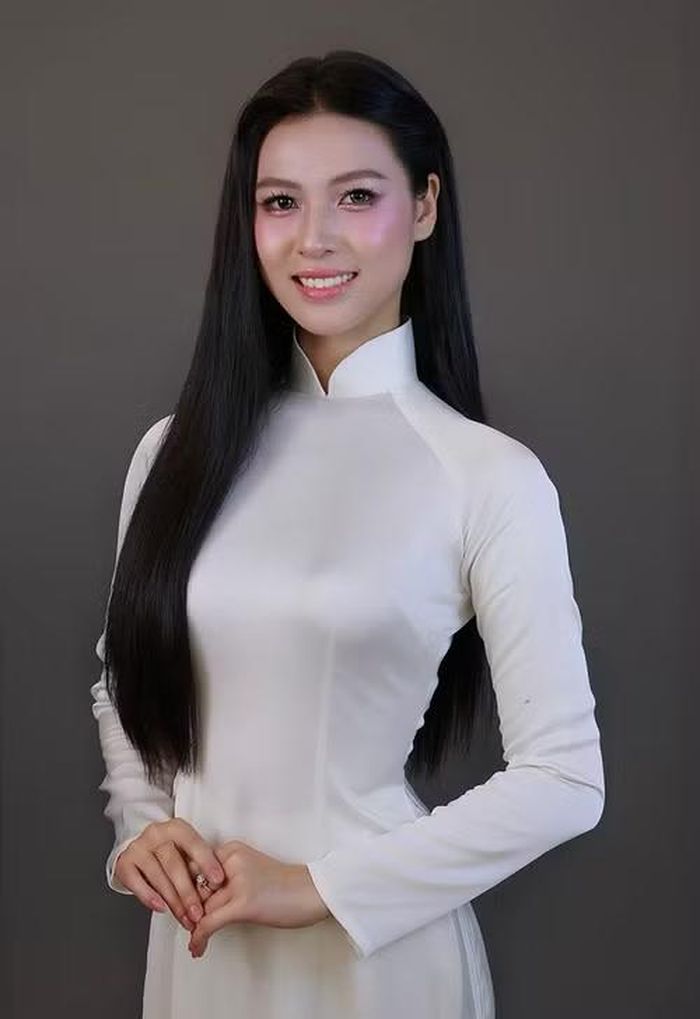 Trước khi trở thành Hoa hậu Di sản Việt Nam 2026, Trần Thu Huyền từng ghi dấu ấn với danh hiệu Á hậu Hoa hậu Sinh viên Hòa bình Việt Nam 2025, lọt Top 20 Hoa hậu Sinh viên Việt Nam 2025 và đoạt Quán quân Đại sứ Thương hiệu – The New Iconic 2025.