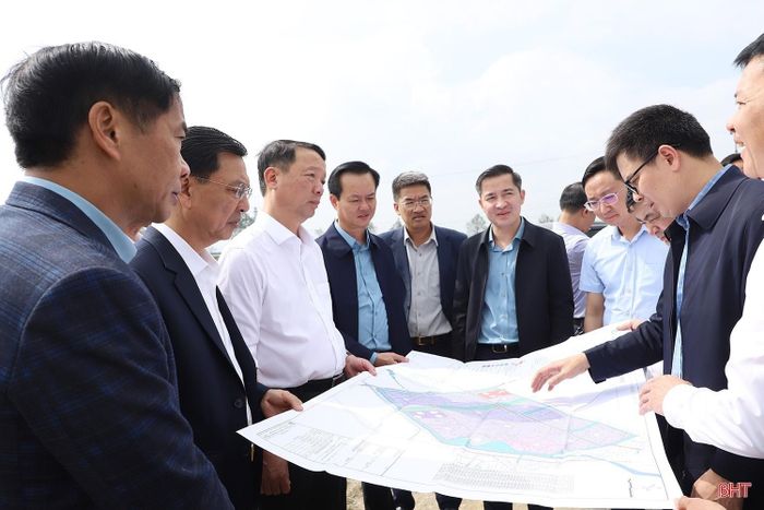 Phó Bí thư Thường trực Tỉnh ủy Nguyễn Hồng Lĩnh, Chủ tịch UBND tỉnh Phan Thiên Định và lãnh đạo tỉnh kiểm tra tiến độ các dự án trọng điểm tại KKT Vũng Áng.