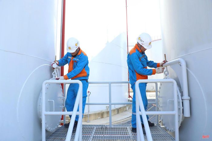 Định hướng phát triển KKT Vũng Áng trong giai đoạn mới tập trung vào các ngành công nghiệp hỗ trợ, cơ khí chế tạo, sản xuất ô tô điện, công nghiệp công nghệ cao, logistics, năng lượng xanh và dịch vụ tài chính.