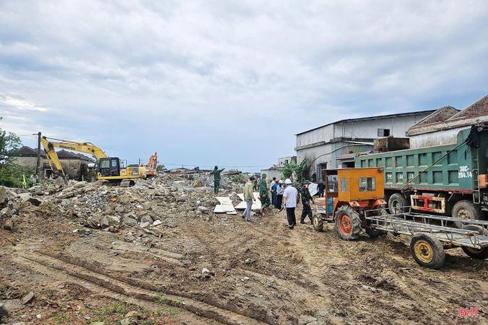  Cùng với cuộc đua trên công trường KKT Vũng Áng là cuộc đua quyết liệt của cấp ủy, chính quyền địa phương trong việc đẩy nhanh công tác GPMB, bàn giao từng diện tích đất cho các dự án. Trong ảnh: Phường Vũng Áng phối hợp cơ quan chức năng, chủ đầu tư thực hiện tháo dỡ công trình, GPMB dự án Đường trục chính trung tâm nối quốc lộ 1 đoạn tránh thị xã Kỳ Anh (cũ) đến cụm cảng nước sâu Vũng Áng – Sơn Dương. 