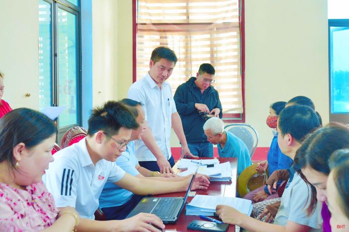 Phía sau từng mét vuông mặt bằng được bàn giao là những cuộc đối thoại không mệt mỏi, những đợt tuyên truyền kiên trì và sự khẩn trương trong công tác chi trả bồi thường, hỗ trợ, từng bước hóa giải những băn khoăn của người dân.