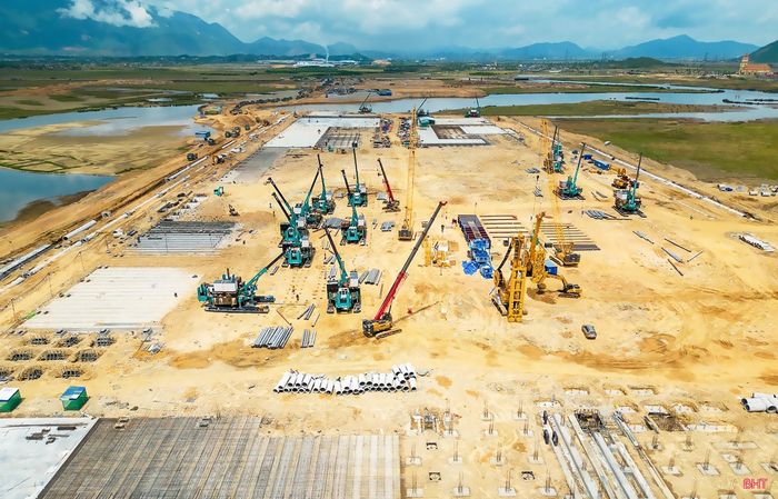 Khu kinh tế Vũng Áng như một đại công trường.