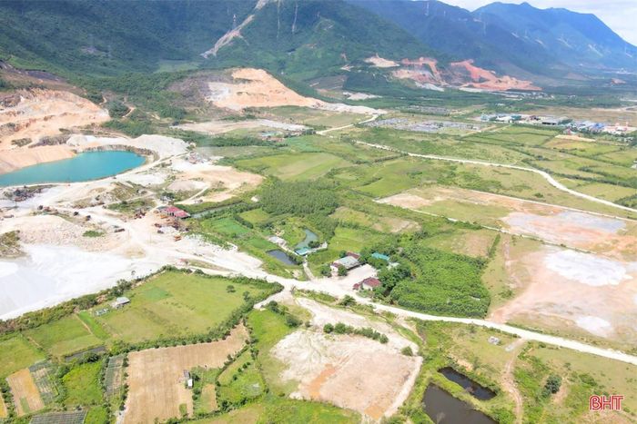  Sự hiện diện của các dự án quy mô lớn cũng đặt ra yêu cầu đẩy nhanh giải phóng mặt bằng, tạo quỹ đất sạch phục vụ đầu tư. Trong ảnh: Khu vực triển khai dự án nhà máy thép không gỉ được đo vẽ, rà soát diện tích đất bị ảnh hưởng. 