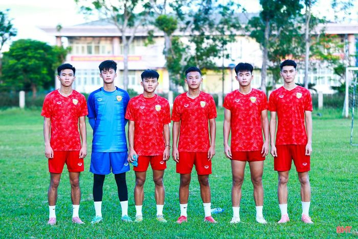 Trước thềm mùa giải 2026/2027, 8 cầu thủ trẻ đang thuộc biên chế U19 Hồng Lĩnh Hà Tĩnh được trao cơ hội tập luyện cùng đội 1 gồm: tiền vệ Nguyễn Huy Hoàng Phú (SN 2006) tiền vệ Đặng Đình Chiến Thắng (SN 2006), tiền vệ Nguyễn Doãn Mạnh (SN 2008), hậu vệ Lê Quang Trường (SN 2008), tiền đạo Trần Thanh Bình (SN 2008), tiền vệ Trịnh Trần Thái Bảo (SN 2008), thủ môn Nguyễn Đức Mạnh (SN 2008) và hậu vệ Nguyễn Văn Phúc (SN 2008). Trong số này, hậu vệ Nguyễn Văn Phúc đang gặp vấn đề sức khỏe chưa thể tập trung. Riêng Nguyễn Huy Hoàng Phú đã tập luyện ở đội 1 từ mùa giải năm ngoái.