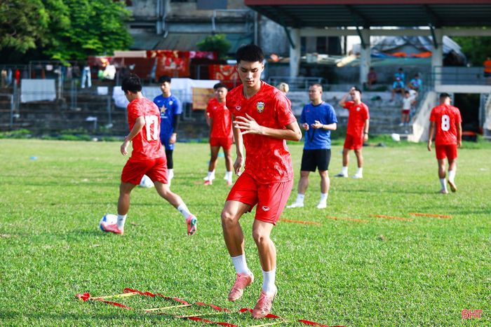 Hậu vệ Lê Quang Trường là cầu thủ có thể hình nổi bật nhất trong số 8 cầu thủ trẻ (1m83). Tại giải hạng Nhì vừa qua, Quang Trường thi đấu khá tốt, cho thấy sự ổn định trong các pha tranh chấp và bọc lót cho đồng đội. Quang Trường từng được triệu tập lên U17 Việt Nam tham dự Vòng chung kết U17 châu Á 2025.