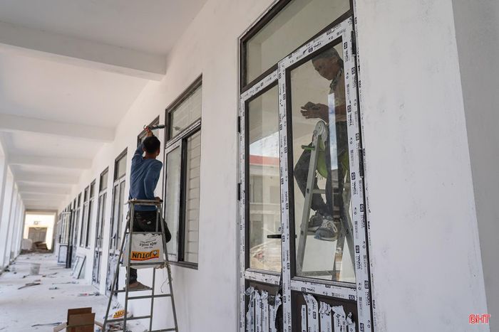 Theo kế hoạch, đến ngày 15/8, các khối nhà chính Trường Phổ thông nội trú liên cấp TH&THCS Hương Khê sẽ cơ bản hoàn thành.