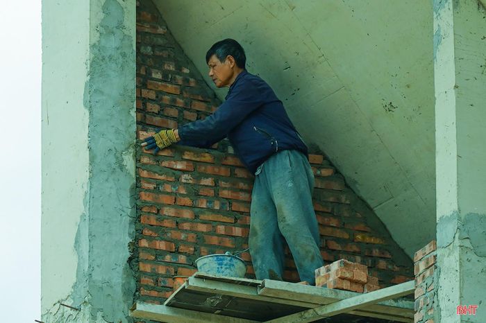 Ngoài lực lượng thi công ban ngày, nhà thầu còn bố trí ca đêm đối với các hạng mục phù hợp để bù tiến độ.
