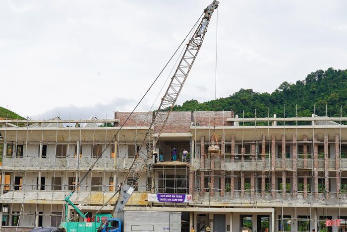 Công trình Trường Phổ thông nội trú liên cấp TH&THCS Sơn Kim 1 huy động gần 200 nhân lực tập trung thi công.