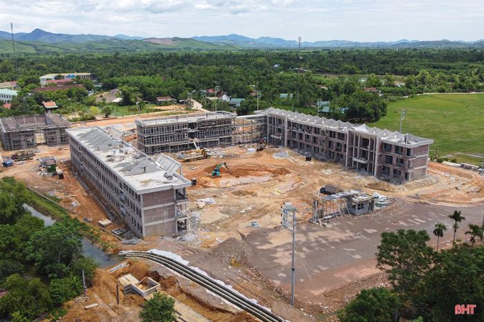 Khối nhà học và nhà học bộ môn cấp tiểu học đạt khoảng 90-92% khối lượng; các khối nhà học, nhà hành chính và nhà học bộ môn THCS đang tập trung xây, trát, hoàn thiện kiến trúc.