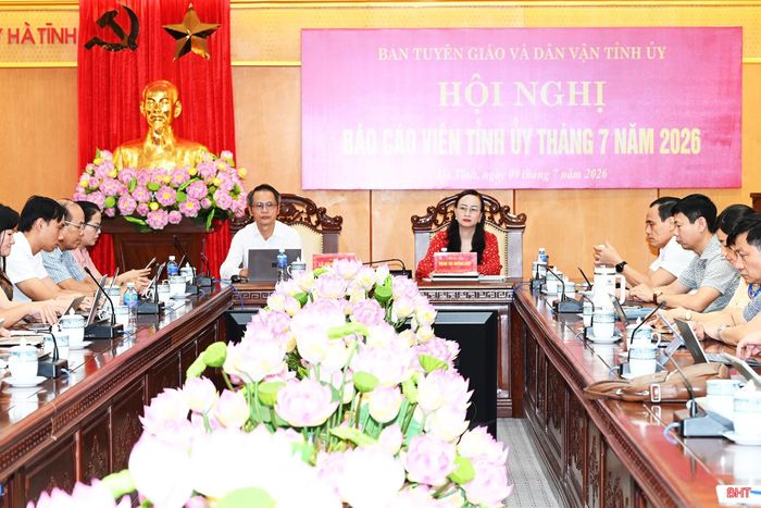 Phó Trưởng ban Thường trực Ban Tuyên giáo và Dân vận Tỉnh ủy Đặng Thị Quỳnh Diệp; Phó Trưởng ban Tuyên giáo và Dân vận Tỉnh ủy Lê Văn Khánh chủ trì hội nghị.