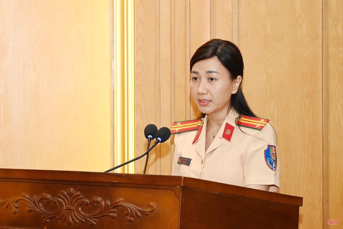 Trung tá Võ Thị Quỳnh Giang - Phó Trưởng phòng Cảnh sát Giao thông, Công an tỉnh thông tin tại hội nghị.