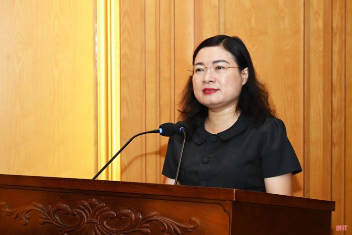 Phó Chủ tịch UBND tỉnh Nguyễn Thị Nguyệt thông tin, định hướng tuyên truyền về phát triển kinh tế - xã hội.