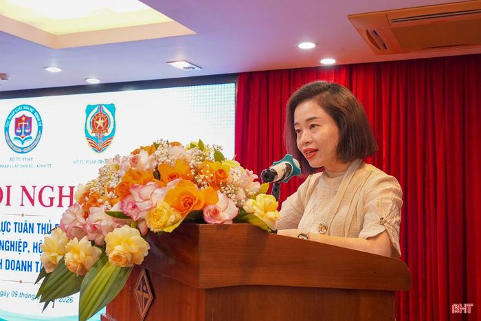 Phó Giám đốc Sở Tư pháp Hà Tĩnh Trần Thị Kiều Oanh trình bày tham luận nâng cao năng lực tuân thủ pháp luật thuế của doanh nghiệp, hộ kinh doanh và cá nhân kinh doanh trong bối cảnh phát triển kinh tế tư nhân.