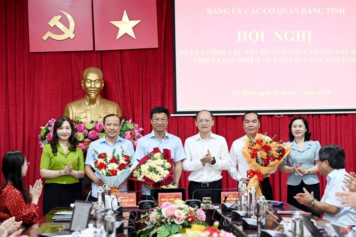 Thường trực Đảng ủy CCQ Đảng tỉnh tặng hoa chia tay đồng chí Ủy viên Ban Thường vụ Đảng ủy chuyển công tác; chúc mừng 2 đồng chí vừa được chỉ định tham gia Ban Thường vụ Đảng ủy, Ban Chấp hành Đảng bộ CCQ Đảng tỉnh.