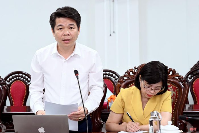 Đồng chí Trần Ánh Dương - Phó Bí thư Đảng ủy, Phó Hiệu trưởng Trường Chính trị Trần Phú phát biểu tại hội nghị.