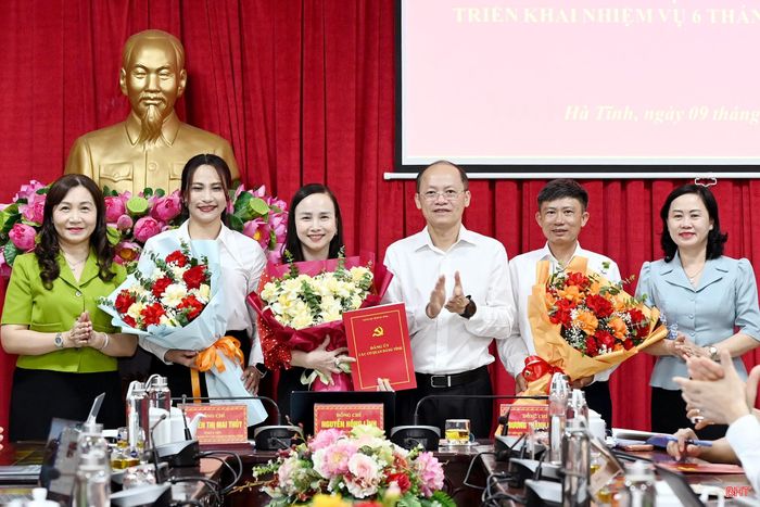 Thường trực Đảng ủy CCQ Đảng tỉnh trao quyết định thành lập Ban Xây dựng Đảng và tặng hoa chúc mừng lãnh đạo ban.